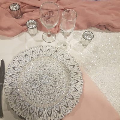 Silver-Charger-Sequin-and-dusty-rose-runner